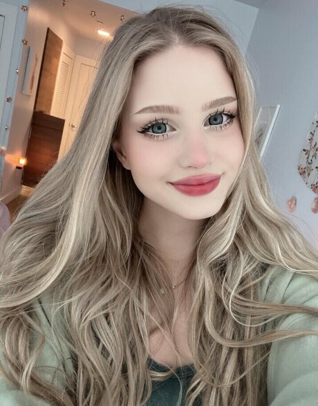 Naakte gelekte OnlyFans-foto van Ambieanne