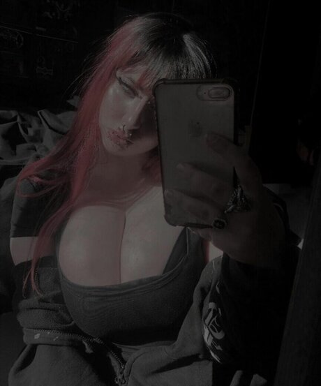 Naakte gelekte OnlyFans-foto van Livdracula