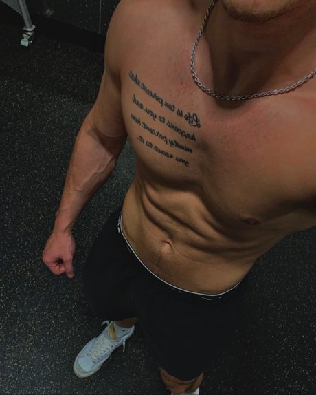 Naakte gelekte OnlyFans-foto van Lake Scott