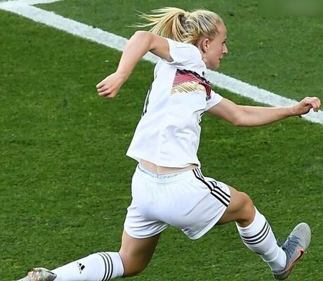 Naakte gelekte OnlyFans-foto van Dfb Damen