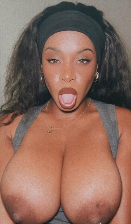Naakte gelekte OnlyFans-foto van Leila Blake