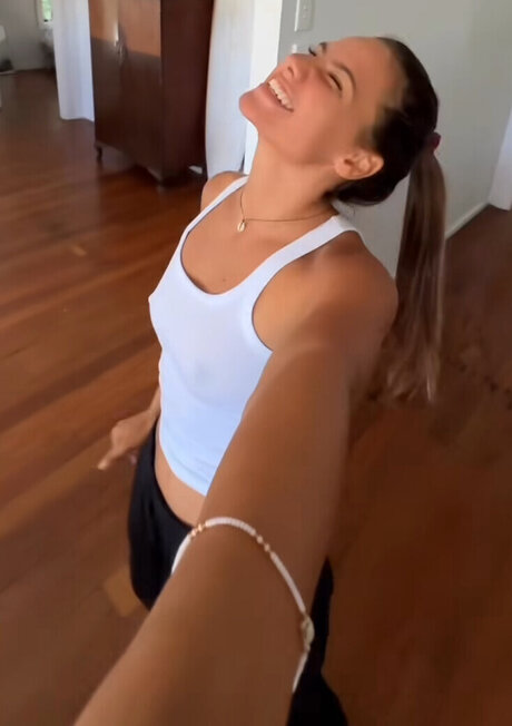 Naakte gelekte OnlyFans-foto van Sophia Chiara