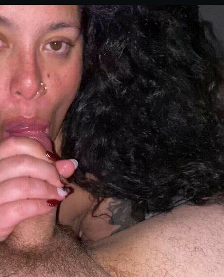 Naakte gelekte OnlyFans-foto van Island Badee