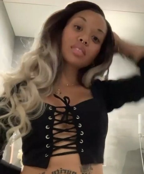 Naakte gelekte OnlyFans-foto van Smosh Girls