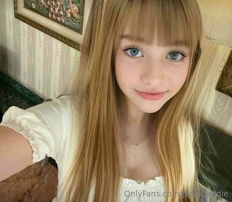 Naakte gelekte OnlyFans-foto van Jadiebaddie
