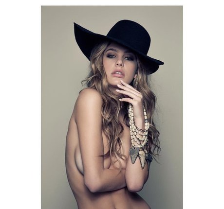 Naakte gelekte OnlyFans-foto van Camila Morrone