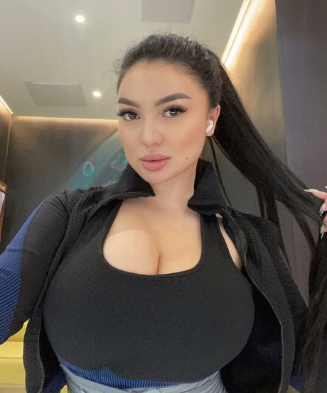 Naakte gelekte OnlyFans-foto van Zhansaya Dakarimova