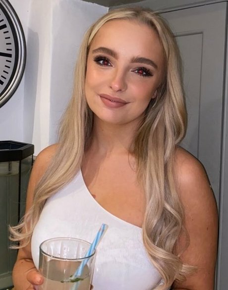 Naakte gelekte OnlyFans-foto van Emily Hewertson