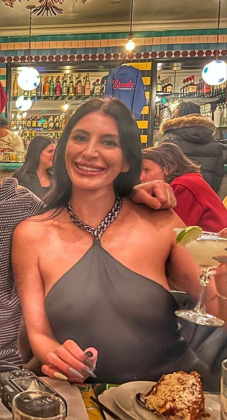Naakte gelekte OnlyFans-foto van Ariana Basseri