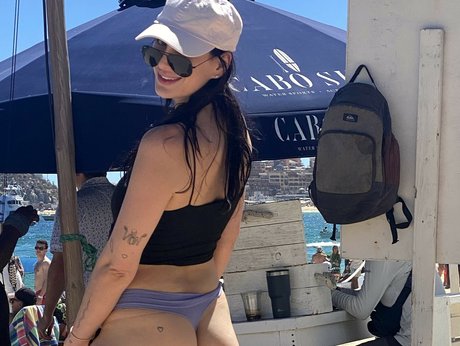 Naakte gelekte OnlyFans-foto van Ariana Basseri