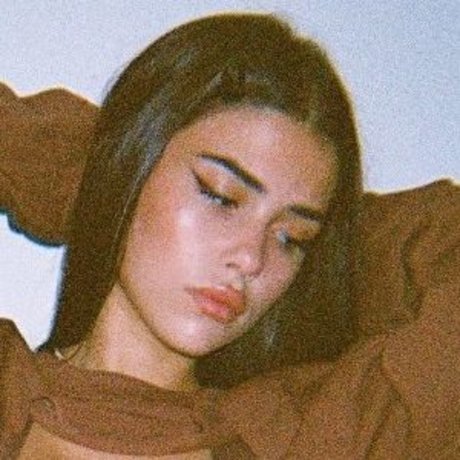 Naakte gelekte OnlyFans-foto van Leah Halton