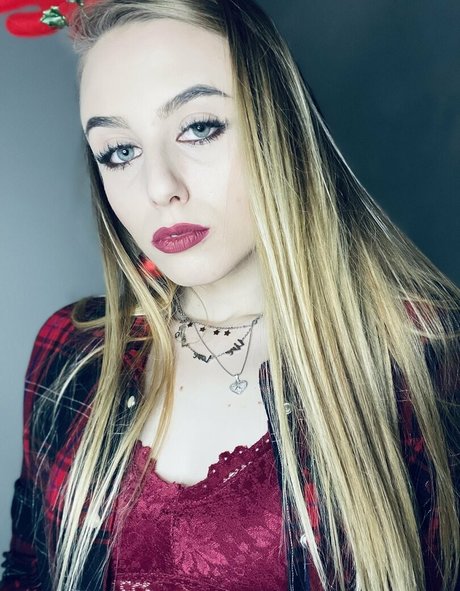 Naakte gelekte OnlyFans-foto van Hollyclue