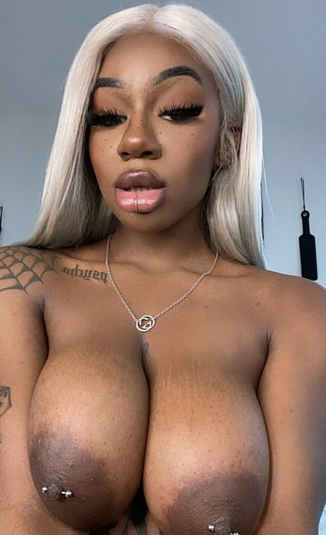Naakte gelekte OnlyFans-foto van Armani Black