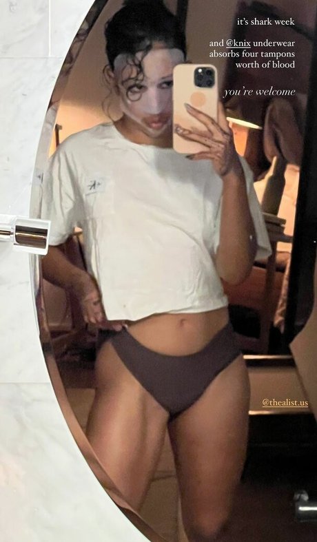 Naakte gelekte OnlyFans-foto van Liza Koshy