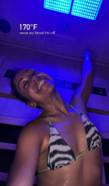Naakte gelekte OnlyFans-foto van Liza Koshy