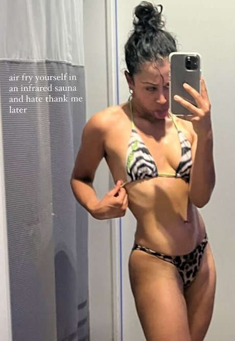 Naakte gelekte OnlyFans-foto van Liza Koshy