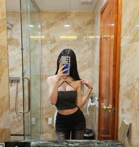 Naakte gelekte OnlyFans-foto van Biya