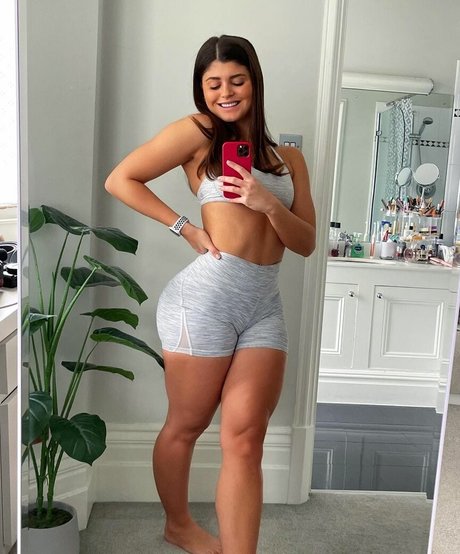 Naakte gelekte OnlyFans-foto van Livefitelle