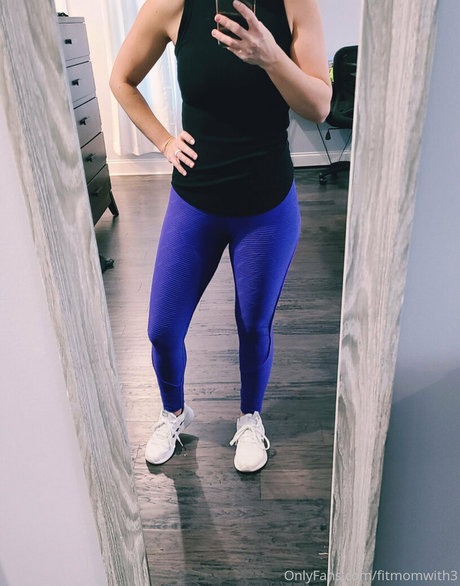 Naakte gelekte OnlyFans-foto van Fitmomwith3