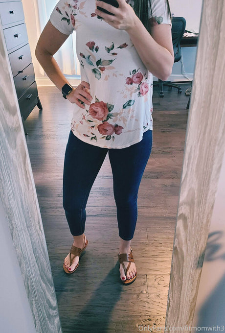 Naakte gelekte OnlyFans-foto van Fitmomwith3