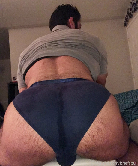 Naakte gelekte OnlyFans-foto van Briefsbull