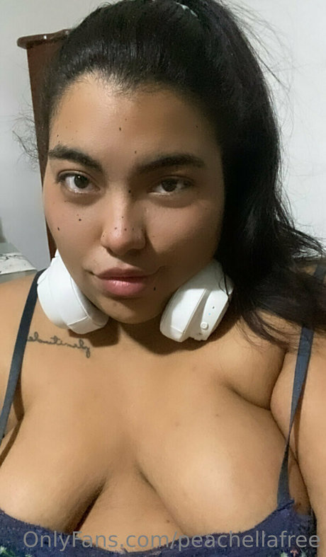 Naakte gelekte OnlyFans-foto van Peachellafree