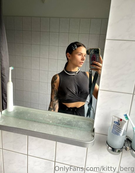 Naakte gelekte OnlyFans-foto van Kitty Berg