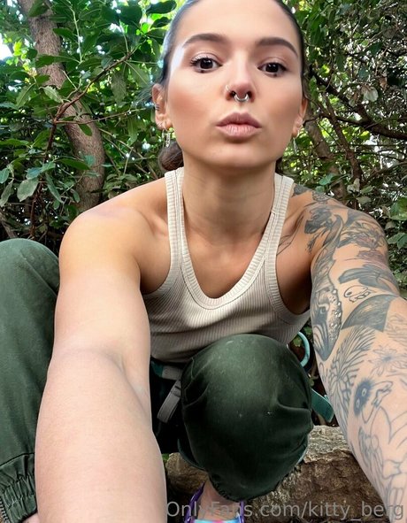 Naakte gelekte OnlyFans-foto van Kitty Berg