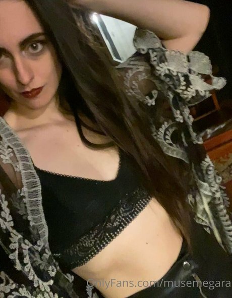 Naakte gelekte OnlyFans-foto van Musemegara