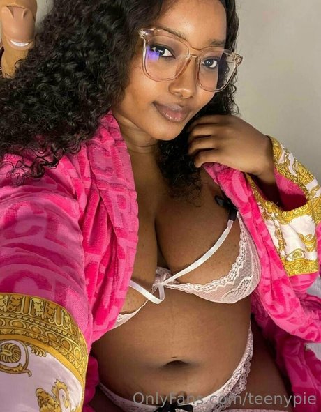 Naakte gelekte OnlyFans-foto van Teenypie