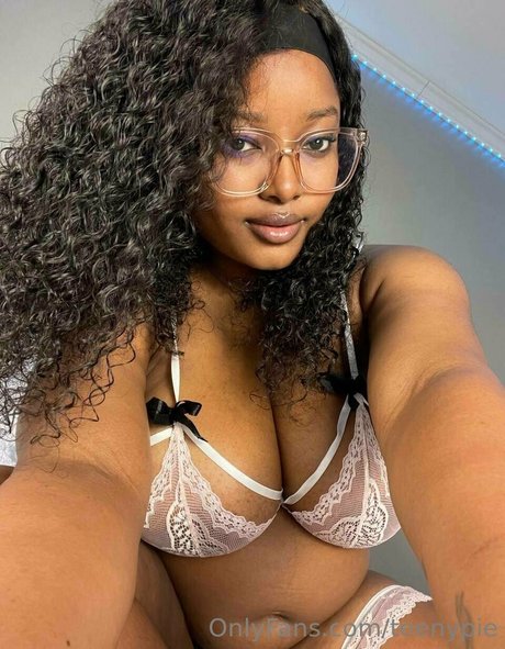 Naakte gelekte OnlyFans-foto van Teenypie
