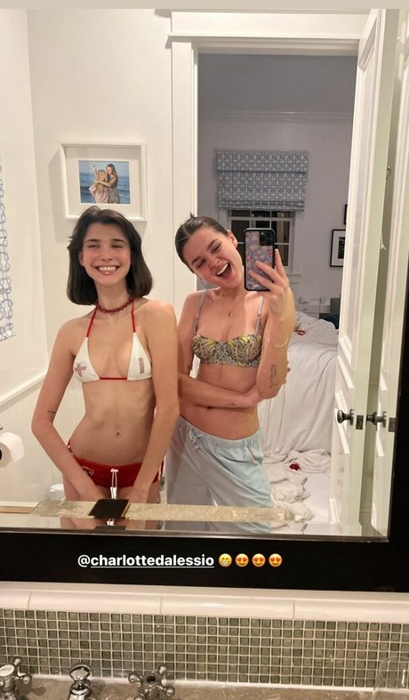 Naakte gelekte OnlyFans-foto van Charlotte Lawrence