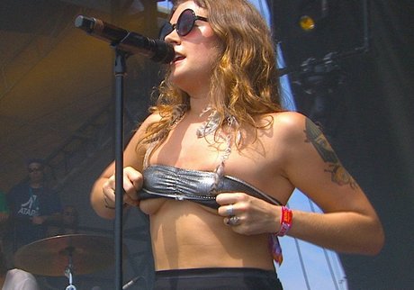 Naakte gelekte OnlyFans-foto van Tove Lo