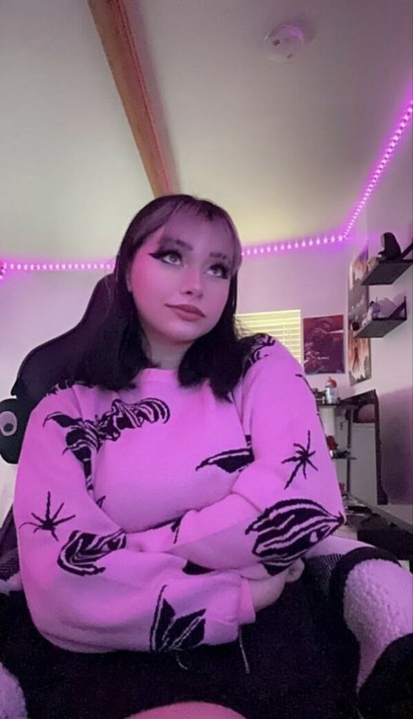 Naakte gelekte OnlyFans-foto van Zich Marie