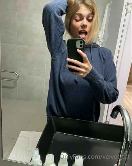 Naakte gelekte OnlyFans-foto van Velvettat