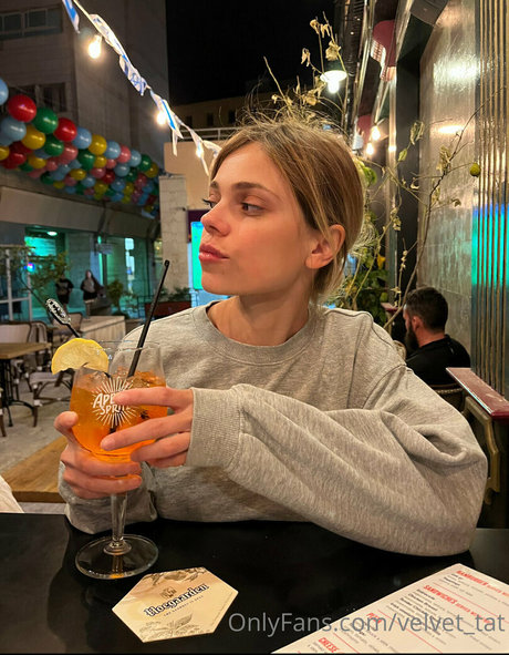 Naakte gelekte OnlyFans-foto van Velvettat