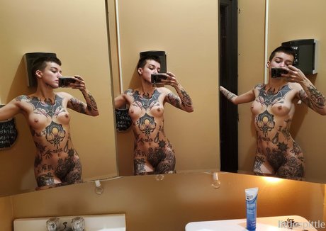 Naakte gelekte OnlyFans-foto van Littlespittle