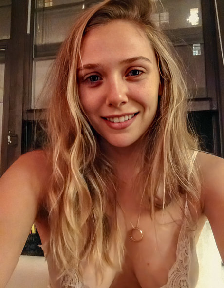Naakte gelekte OnlyFans-foto van Elizabeth Olsen