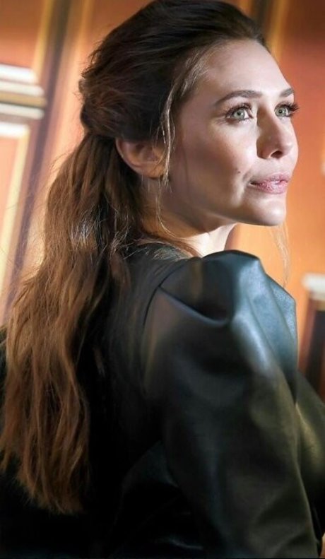 Naakte gelekte OnlyFans-foto van Elizabeth Olsen