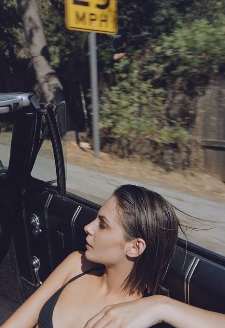 Naakte gelekte OnlyFans-foto van Willa Holland