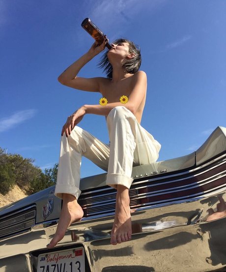 Naakte gelekte OnlyFans-foto van Willa Holland
