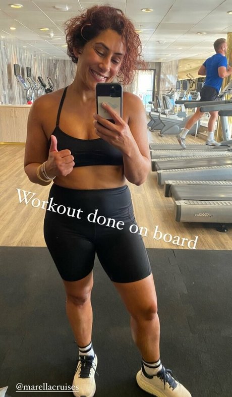 Naakte gelekte OnlyFans-foto van Saira Khan