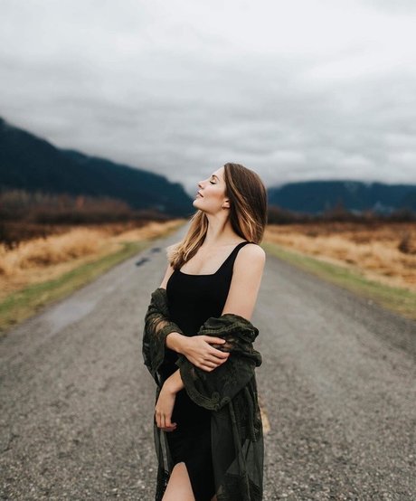 Naakte gelekte OnlyFans-foto van Lauren Southern