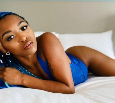 Naakte gelekte OnlyFans-foto van Kiera Hogan