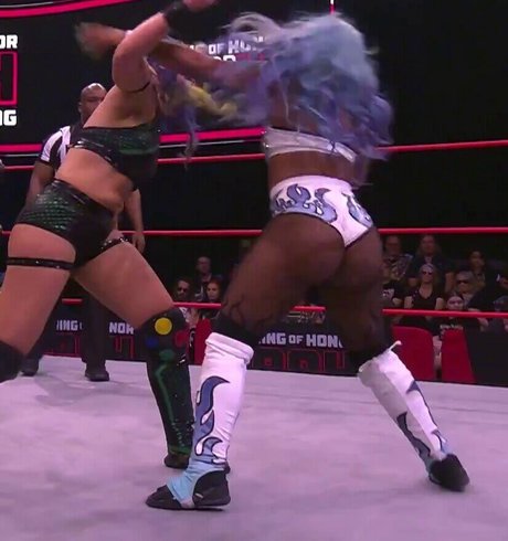 Naakte gelekte OnlyFans-foto van Kiera Hogan