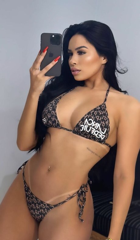 Naakte gelekte OnlyFans-foto van Larissa Nunes