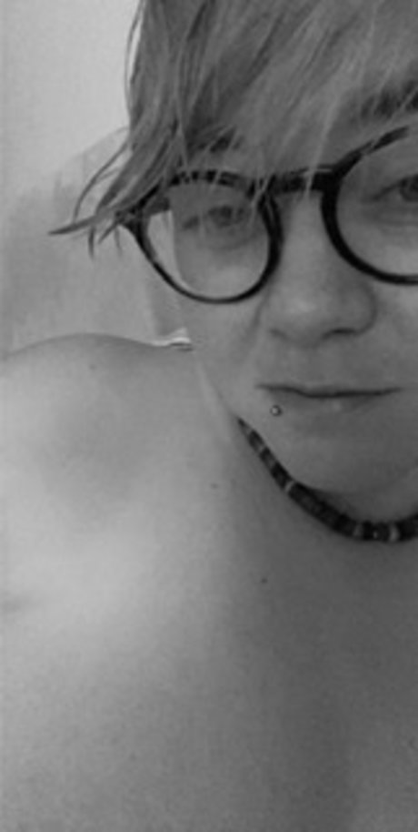 Naakte gelekte OnlyFans-foto van Lesbo1986