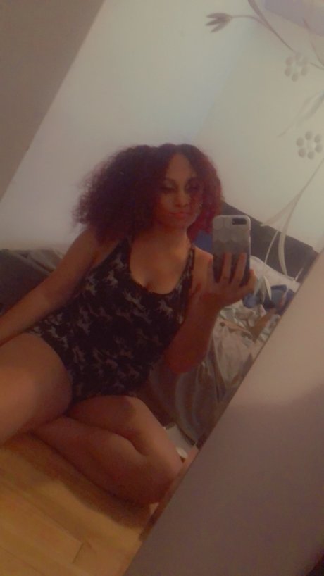 Naakte gelekte OnlyFans-foto van Leonna Ampamp Cherry 