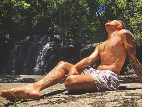 Naakte gelekte OnlyFans-foto van Lo Cavalcante