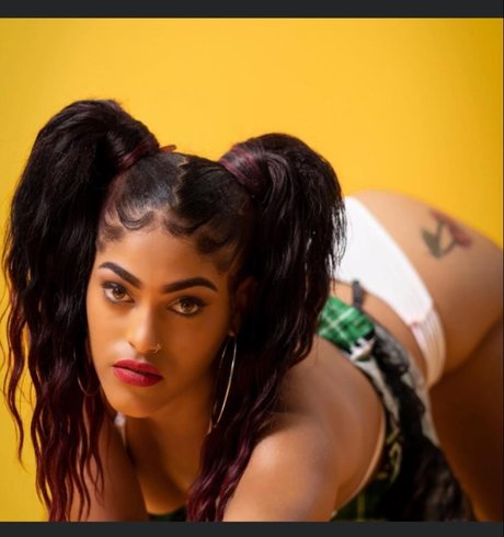 Naakte gelekte OnlyFans-foto van Yohanna